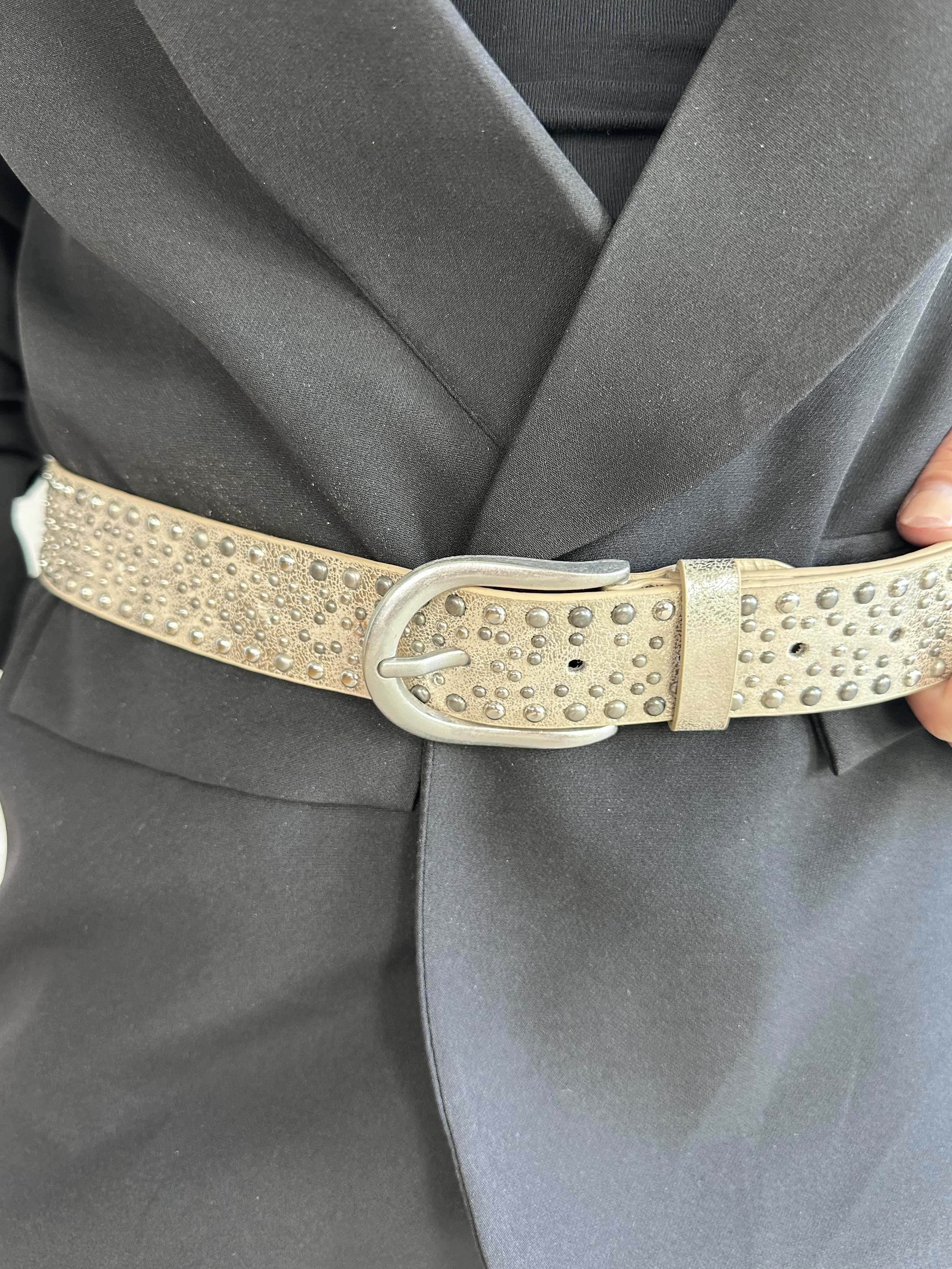 Medea - Bälte utsmyckat med nitar